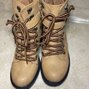 Too Rein by 2 lips 👄 Too camel/taupe size 6 combat boots NWT (bx lid i…